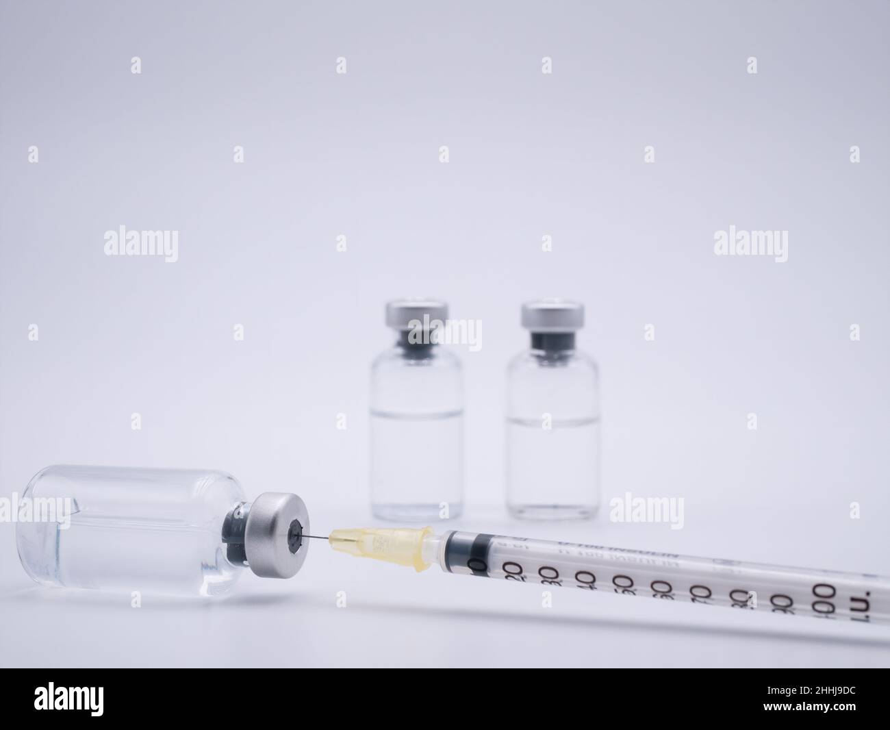 Remplissage de la seringue avec un médicament liquide isolé sur fond blanc Banque D'Images