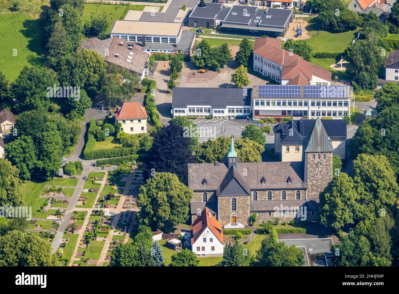 Vue aérienne, église Saint-Bernhard et école Bernhardus, Niederense, ense, pays aigre, Rhénanie-du-Nord-Westphalie,Allemagne, lieu de culte, lieu de burie Banque D'Images