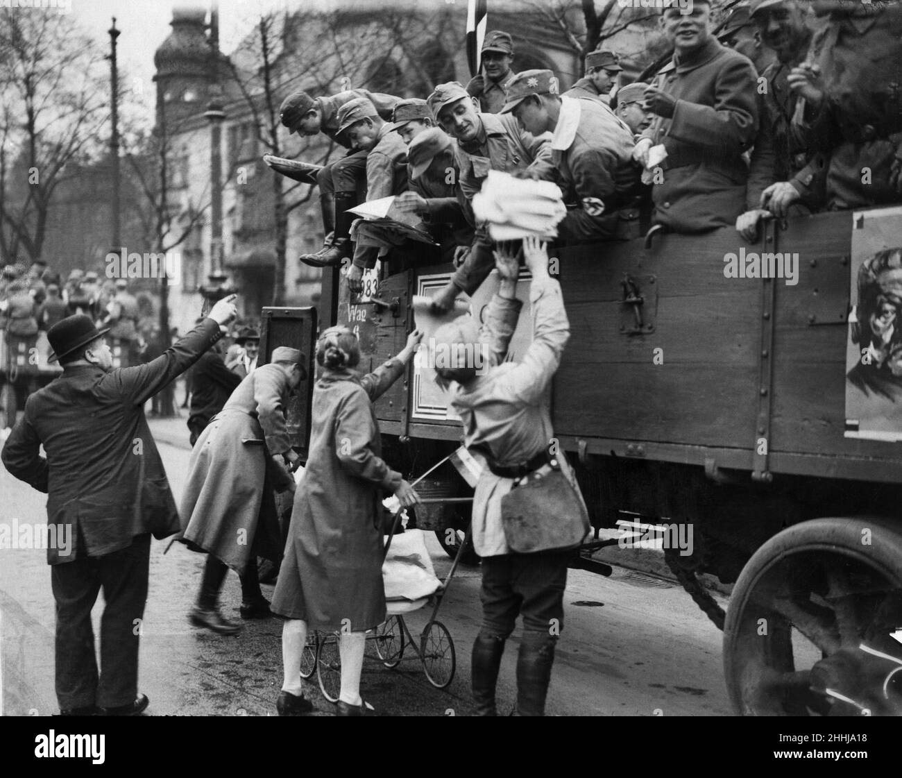Élections présidentielles en Allemagne mars-avril 1925. Ce sont les premières élections directes au poste de Président du Reich (ReichsprŠsident), chef d'Etat de l'Allemagne pendant la République de Weimar 1919-1933.Le premier tour s'est tenu le 29th mars et le deuxième tour, composé de trois candidats principaux, a eu lieu le 26th avril.Photos: Les partisans du candidat indépendant Paul Von Hindenburg envoient des dépliants pour la distribution de rue à Berlin.Von Hindenburg a remporté l'élection avec le soutien des partis DVP, DNVP et BVP.Photo prise : 26th avril 1925. Banque D'Images Élections présidentielles en Allemagne mars-avril 1925. Ce sont les premières élections directes au poste de Président du Reich (ReichsprŠsident), chef d'Etat de l'Allemagne pendant la République de Weimar 1919-1933.Le premier tour s'est tenu le 29th mars et le deuxième tour, composé de trois candidats principaux, a eu lieu le 26th avril.Photos: Les partisans du candidat indépendant Paul Von Hindenburg envoient des dépliants pour la distribution de rue à Berlin.Von Hindenburg a remporté l'élection avec le soutien des partis DVP, DNVP et BVP.Photo prise : 26th avril 1925. Banque D'Images