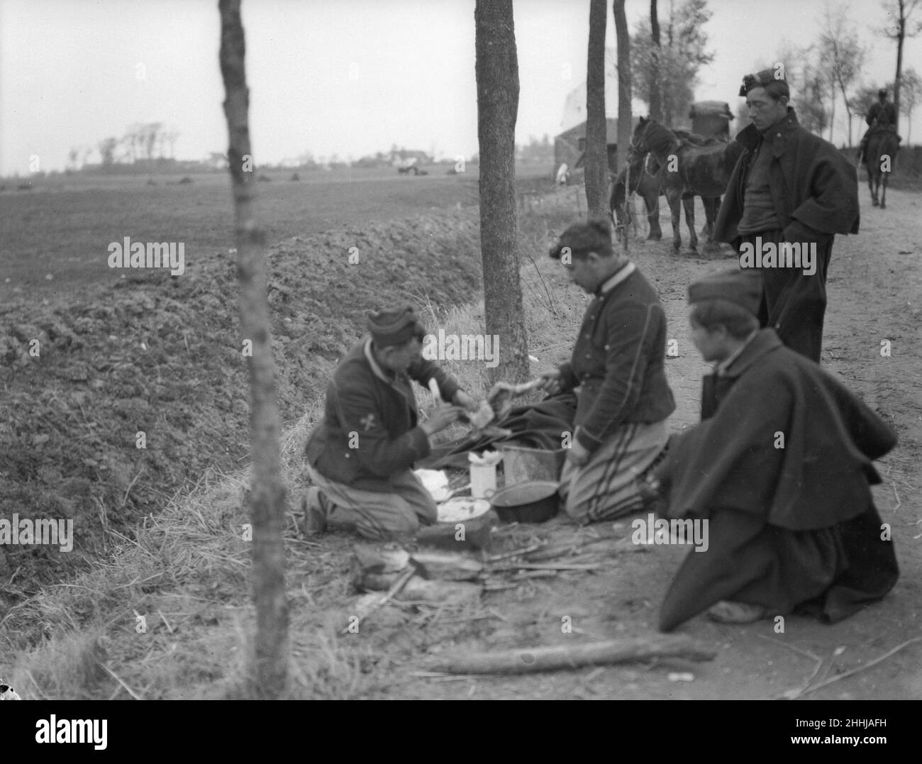 Des soldats belges vus ici préparant un poulet pour le pot pendant un répit dans les combats récents dans et autour de Diksmuide également connu sous le nom de la bataille de l'Yser.Vers octobre 20th 1914 Banque D'Images