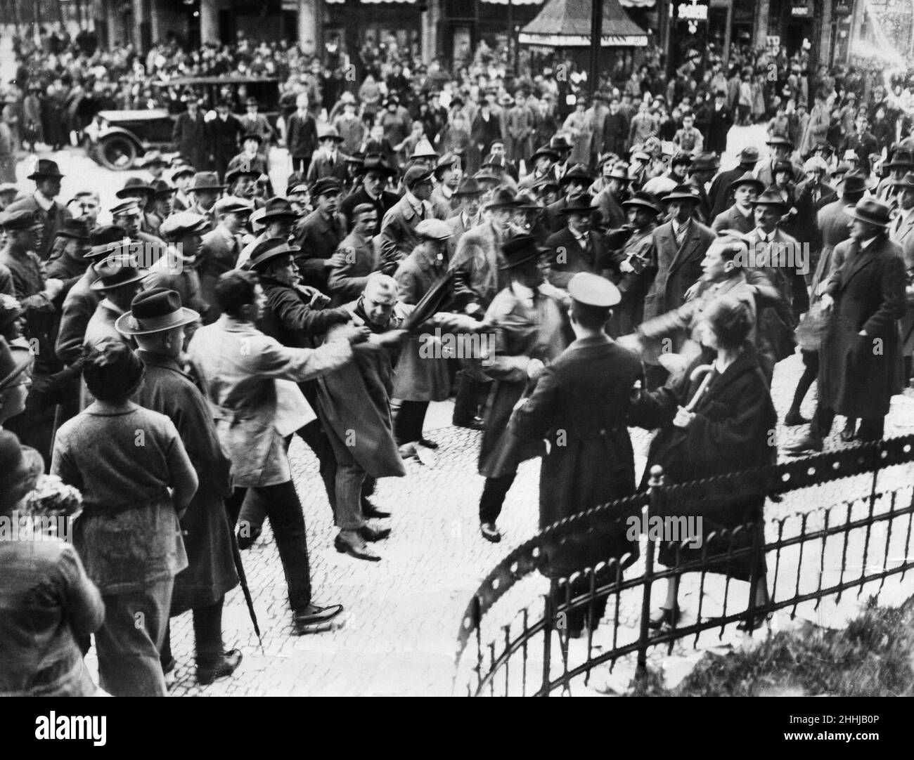 Élections présidentielles en Allemagne mars-avril 1925. Ce sont les premières élections directes au poste de Président du Reich (ReichsprŠsident), chef d'Etat de l'Allemagne pendant la République de Weimar 1919-1933.Le premier tour s'est tenu le 29th mars et le deuxième tour, composé de trois candidats principaux, a eu lieu le 26th avril.Les images montrent: Des scènes tendues comme un combat laid éclate dans les rues de Berlin entre les partisans de candidats rivaux avant de voter au deuxième tour.Cinquante personnes ont été blessées au cours d'une série de ces perturbations.L'élection historique a été gagnée par moi Banque D'Images Élections présidentielles en Allemagne mars-avril 1925. Ce sont les premières élections directes au poste de Président du Reich (ReichsprŠsident), chef d'Etat de l'Allemagne pendant la République de Weimar 1919-1933.Le premier tour s'est tenu le 29th mars et le deuxième tour, composé de trois candidats principaux, a eu lieu le 26th avril.Les images montrent: Des scènes tendues comme un combat laid éclate dans les rues de Berlin entre les partisans de candidats rivaux avant de voter au deuxième tour.Cinquante personnes ont été blessées au cours d'une série de ces perturbations.L'élection historique a été gagnée par moi Banque D'Images