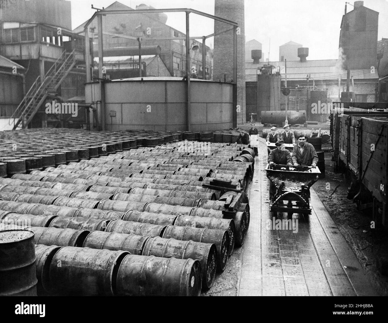 Un aperçu du vaste Gaskell-Marsh travaille à Widnes.Les hommes transportent des charges de formate de sodium qui va dans la fabrication de l'acide oxalique.Vers 1920s. Banque D'Images