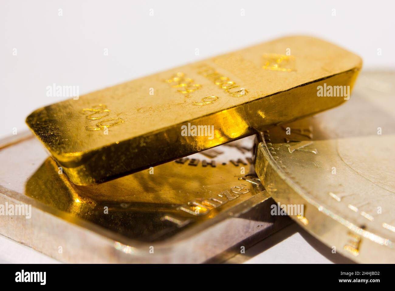 Gros plan d'un lingot d'or sur une once troy d'argent et de pièce Banque D'Images