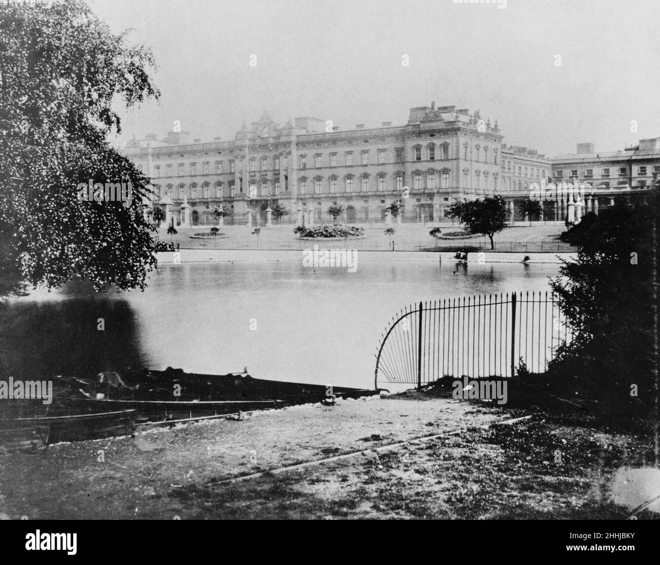 Vue de l'avant du palais de Buckingham depuis le parc St James, prise avant 1913.Vers 1911. Banque D'Images