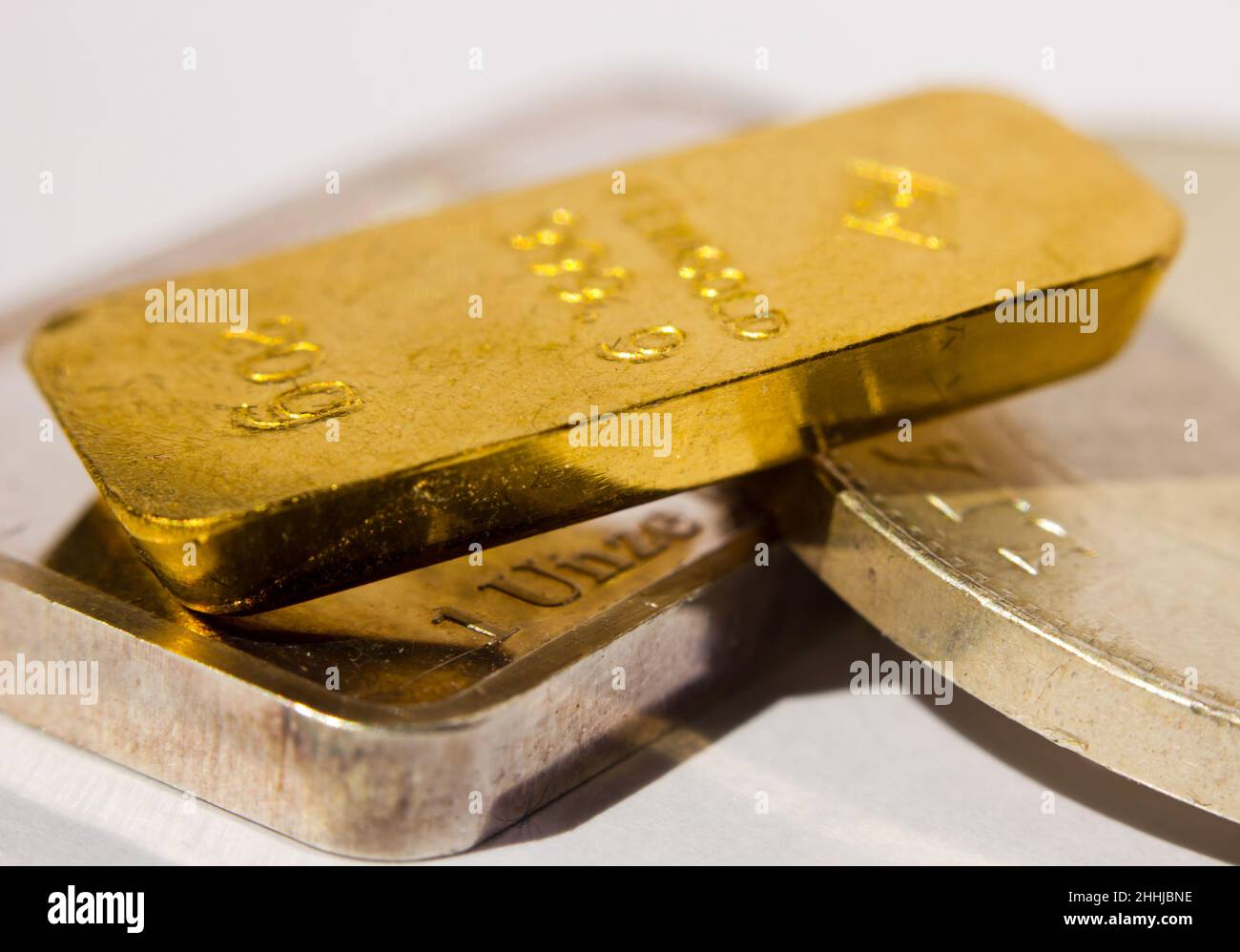 Gros plan d'un lingot d'or sur une once troy d'argent et de pièce Banque D'Images