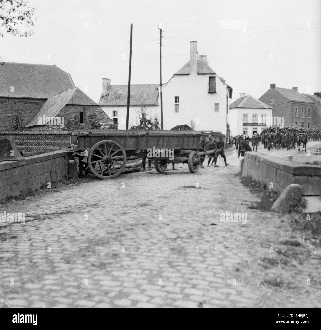 Les dragons français ici ont enlevé une barricade à travers un pont près du champ de bataille de Waterloo.Les cuirasslers français (cavily) peuvent être vus au loin .Vers août 18th 1914 Banque D'Images