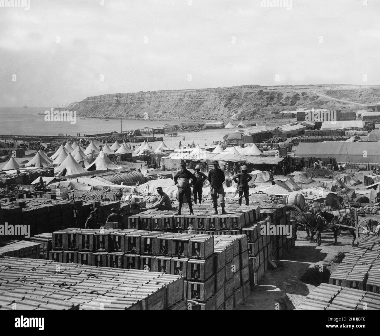 Le dépôt des magasins français à Sednter Bahr, Cape Helles, Gallipoli en arrière-plan.Vers mai 1915 Banque D'Images