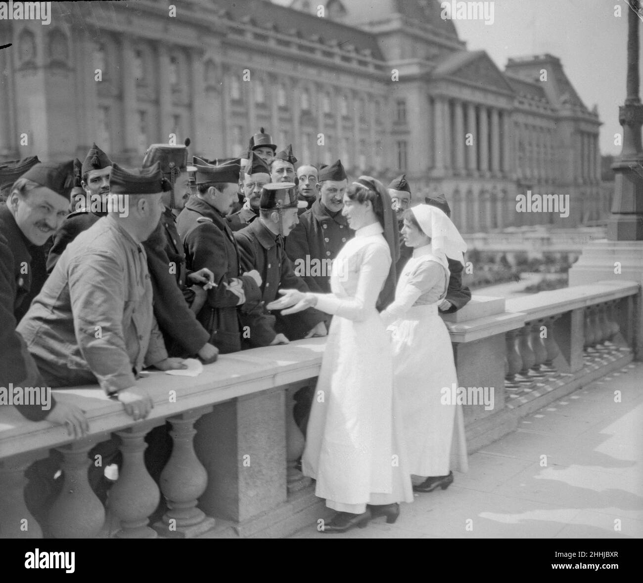 Des infirmières anglaises ont vu ici rencontrer des soldats belges à l'extérieur du Palais Royal avant de quitter Bruxelles pour avoir tendance aux blessés.Les habitants leur ont donné un accueil splendide, et tout le monde a commenté à quel point ils avaient l'air gentils et sympathiques.Leurs soldats, ils pensaient qu'ils seraient dans des mains habiles.Chaque homme qui revient au capitasl de Liège est considéré comme un héros et est fait pour raconter encore et encore la merveilleuse histoire de la façon dont les Allemands ont été repulsés par une petite bande héroïque de défenseurs.Août 1914 Banque D'Images