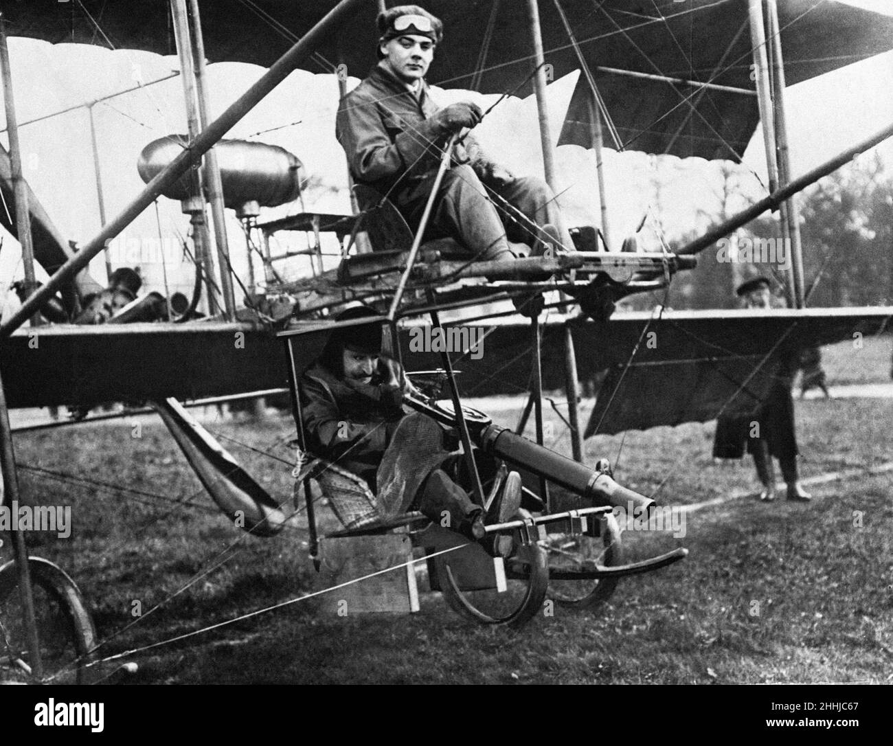 Marcus Manton dans un biplan Grahame-White utilisé pour les essais de Lewis Gun en 1913. Banque D'Images