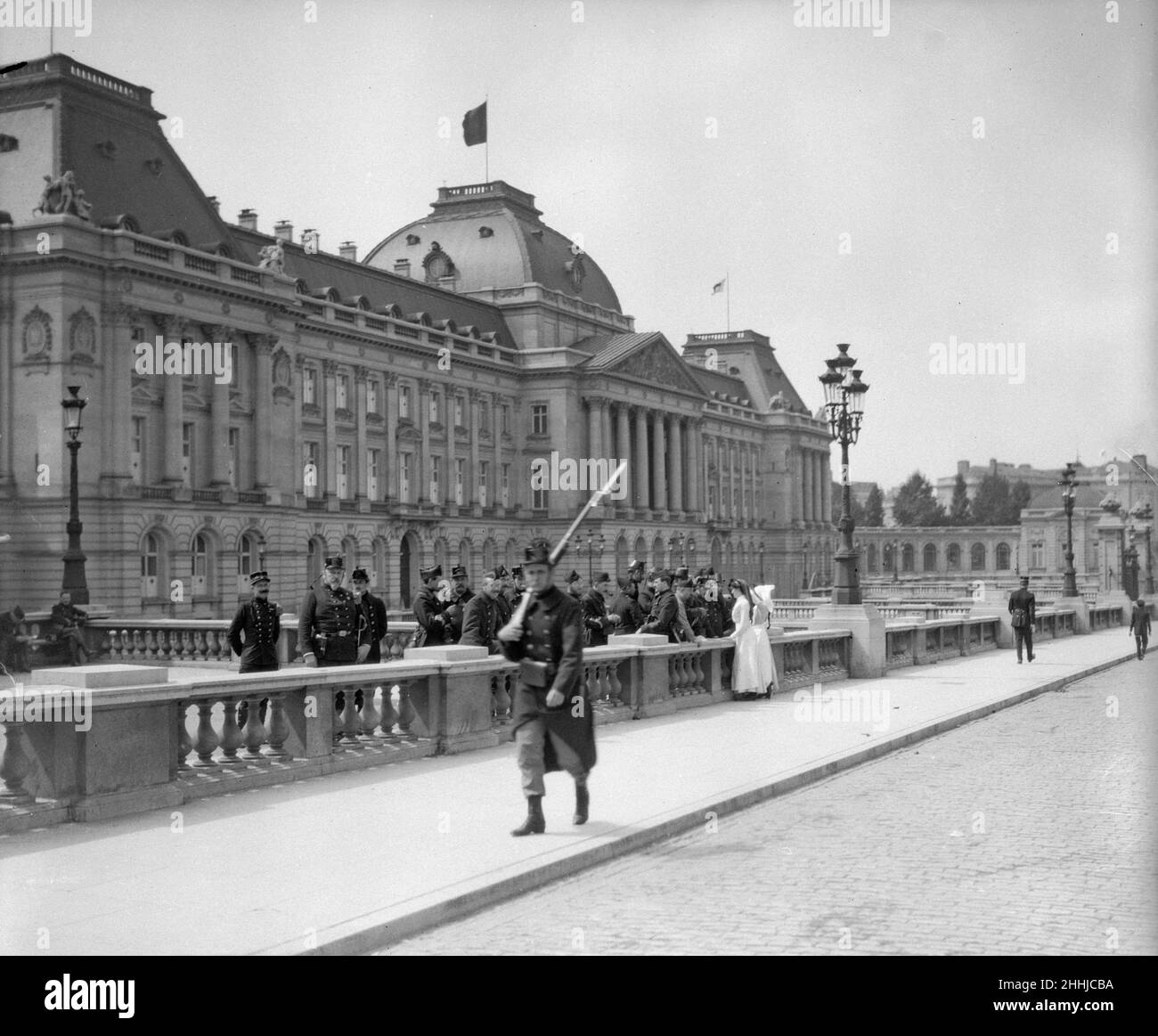 Des infirmières anglaises ont vu ici rencontrer des soldats belges à l'extérieur du Palais Royal avant de quitter Bruxelles pour avoir tendance aux blessés.Les habitants leur ont donné un accueil splendide, et tout le monde a commenté à quel point ils avaient l'air gentils et sympathiques.Leurs soldats, ils pensaient qu'ils seraient dans des mains habiles.Chaque homme qui revient au capitasl de Liège est considéré comme un héros et est fait pour raconter encore et encore la merveilleuse histoire de la façon dont les Allemands ont été repulsés par une petite bande héroïque de défenseurs.Août 1914 Banque D'Images