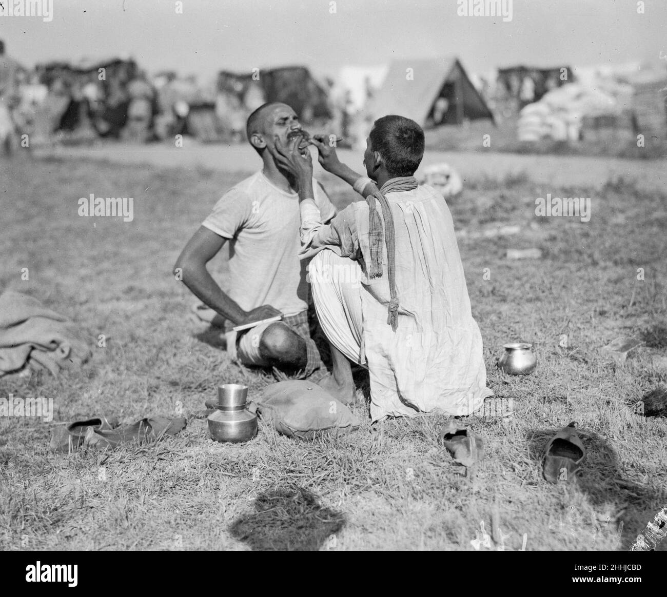 Les troupes indiennes, dans leur camp de repos à Marseille, ont vu ici se raser avant la parade du matin.Septembre 1914 Banque D'Images