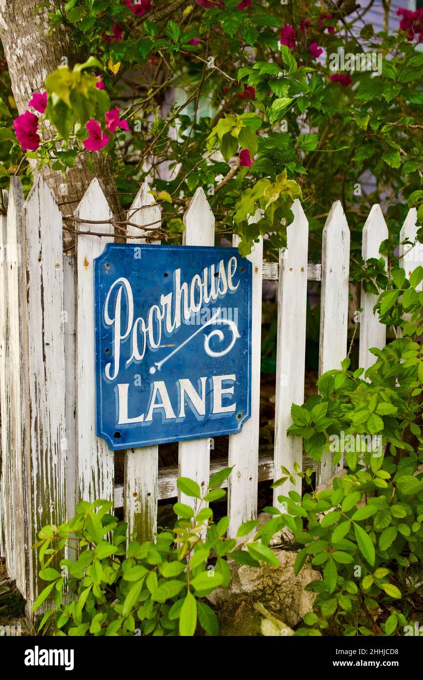 Panneau Poorhouse Lane sur la clôture de piquetage à Key West, Floride, FL USA.Destination de vacances sur l'île. Banque D'Images