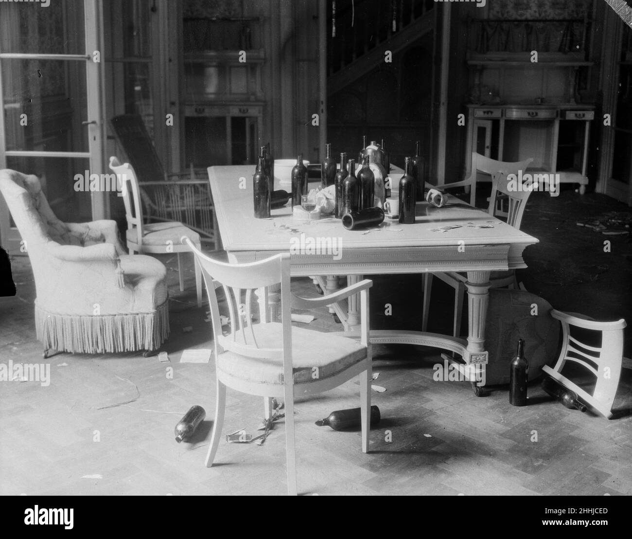 Destruction par wanton d'un château à Semps près de Malines, en Belgique, qui avait été occupé par des soldats allemands.Vider les bouteilles laissées par les soldats dans l'une des chambres palatiales.Le Château est célèbre pour sa cave à vin.Vers août 1914 Banque D'Images