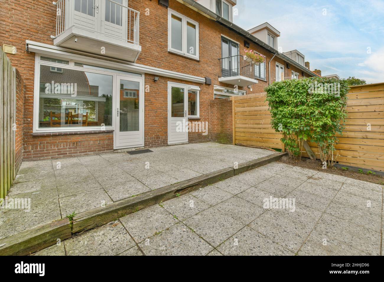 une maison de deux étages avec des murs de briques rouges et son intérieur Banque D'Images