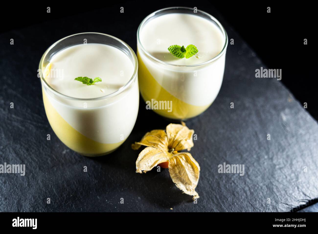panacotta souris mangue citron lime verre bois Banque D'Images