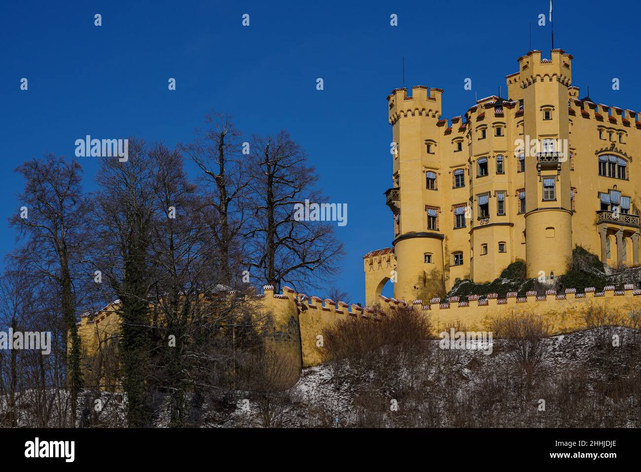 Vue en hiver de l'Alpsee au château royal néo-gothique Hohenschwangau que le roi Ludwig II avait redécoré selon ses préférences. Banque D'Images