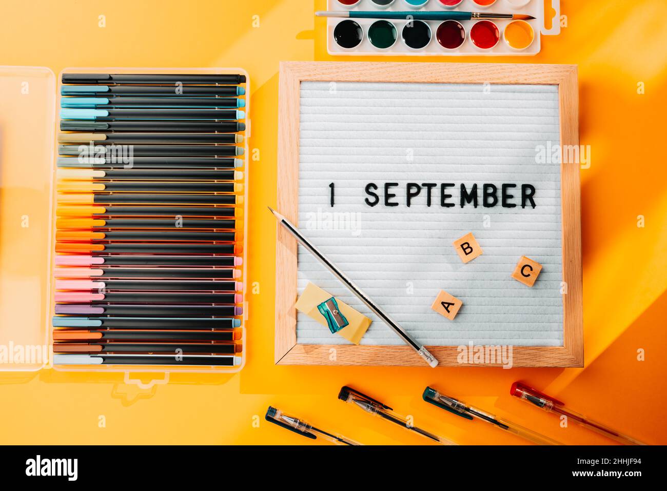 1 septembre lettre avec fournitures scolaires comme stylos, ciseaux, ABC, peintures sur fond jaune.Éducation.Journée de la connaissance, étude, retour à l'école con Banque D'Images