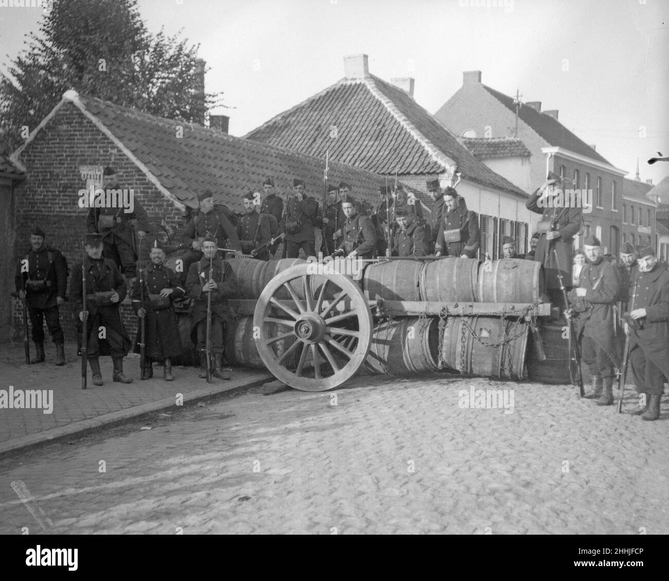 Les soldats belges ont un barriacde fait de barils à Zele à la suite de la chute de Bruxelles.Vers août 1914 Banque D'Images