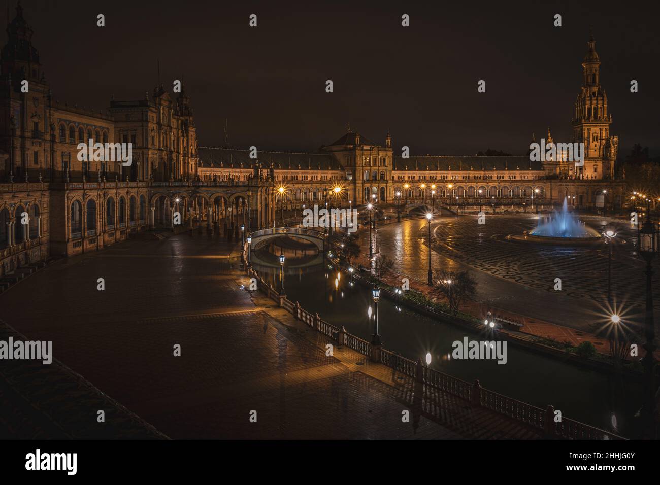 Plaza de Espana (place espagnole) la nuit.Séville, Espagne. Banque D'Images