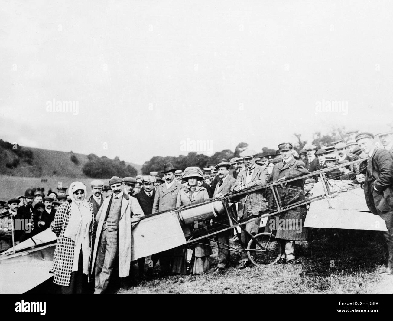 Louis Bleriot a été le premier homme à traverser la Manche dans un avion motorisé, avec sa femme et son Bleriot XI, est photographié après avoir terminé le passage le 25 juillet 1909 sur les falaises près du château de Douvres.Il a quitté Baraques près de Calais à 4,41am, terminant le vol de 26 miles en 36 minutes pour gagner le prix de £1 000 pour avoir été le premier à compléter l'un des grands défis de l'aviation manês. Banque D'Images