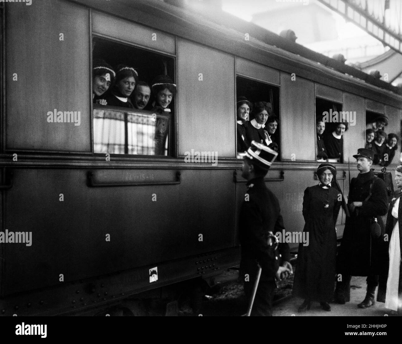 Un lot d'infirmières anglaises vues ici quittant Bruxelles pour le front de tend aux blessés.Les habitants leur ont donné un accueil splendide, et tout le monde a commenté à quel point ils avaient l'air gentils et sympathiques.Leurs soldats, ils pensaient qu'ils seraient dans des mains habiles.Chaque homme qui revient de Liège à la capitale est considéré comme un héros et est fait pour raconter encore et encore la merveilleuse histoire de la manière dont les Allemands ont été repoussés par un petit groupe héroïque de défenseurs.Août 1914 Banque D'Images