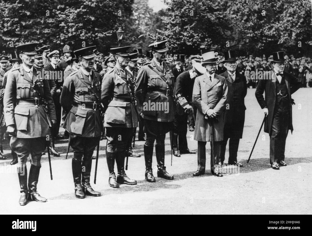 Winston Churchill Premier seigneur de l'Amirauté (à l'extrême droite) vu ici avec le Premier ministre Herbert Asquith (2nd à droite) et quatre généraux de brigade sans nom lors d'un défilé militaire sur Horse Guards Parade Londres en août 1914 Banque D'Images