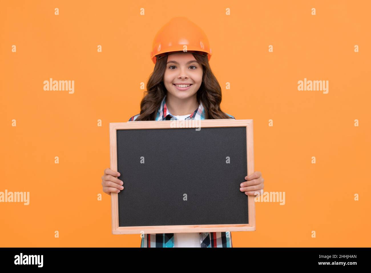 joyeux enfant en casque présentant le tableau noir de l'école avec la publicité, l'espace de copie, l'information de l'école Banque D'Images