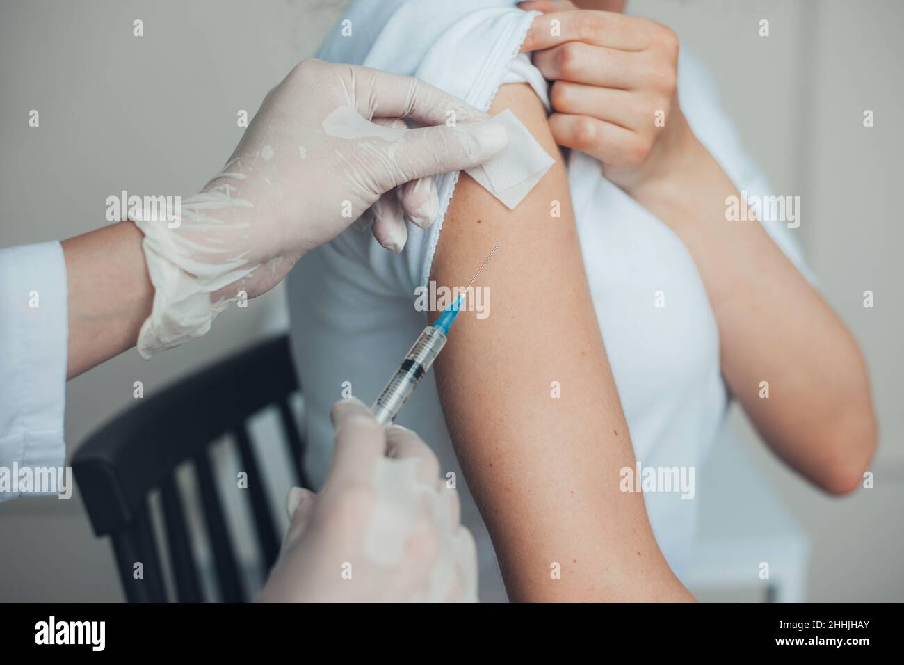 Gros plan des mains du médecin qui injecent le bras du patient à l'hôpital.Prévention des pandémies.Sécurité du coronavirus.Soins de santé. Banque D'Images