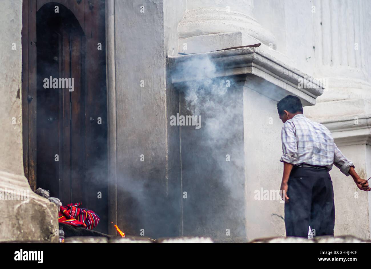 Homme faisant la cérémonie à Chichichastenango, Guatemala Banque D'Images
