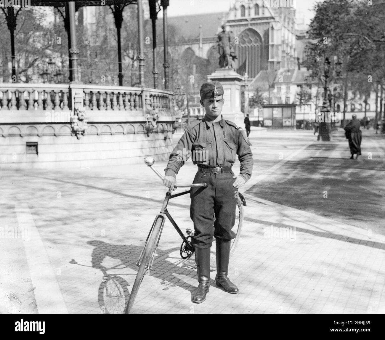 Les scouts belges transportaient des messages trop privés pour faire confiance aux télégrammes ou aux messagers ordinaires. Pendant les premières étapes de la première guerre mondiale.Certains ont été envoyés en France pour rassembler la récolte pendant que les hommes sont partis à la guerre.Les scouts belges, ont été délivrés avec des pistolets, comme leur travail a amené les proches de la ligne de front.Un scout est devenu célèbre au début de la guerre à la suite de la capture de deux espions allemands habillés comme prêtre près de Liège.Après cela, le garçon, Joseph Louis Leyssen vu en photographie, a été autorisé à aider sur la ligne de front, et plus d'une fois a roulé avec l'importation Banque D'Images