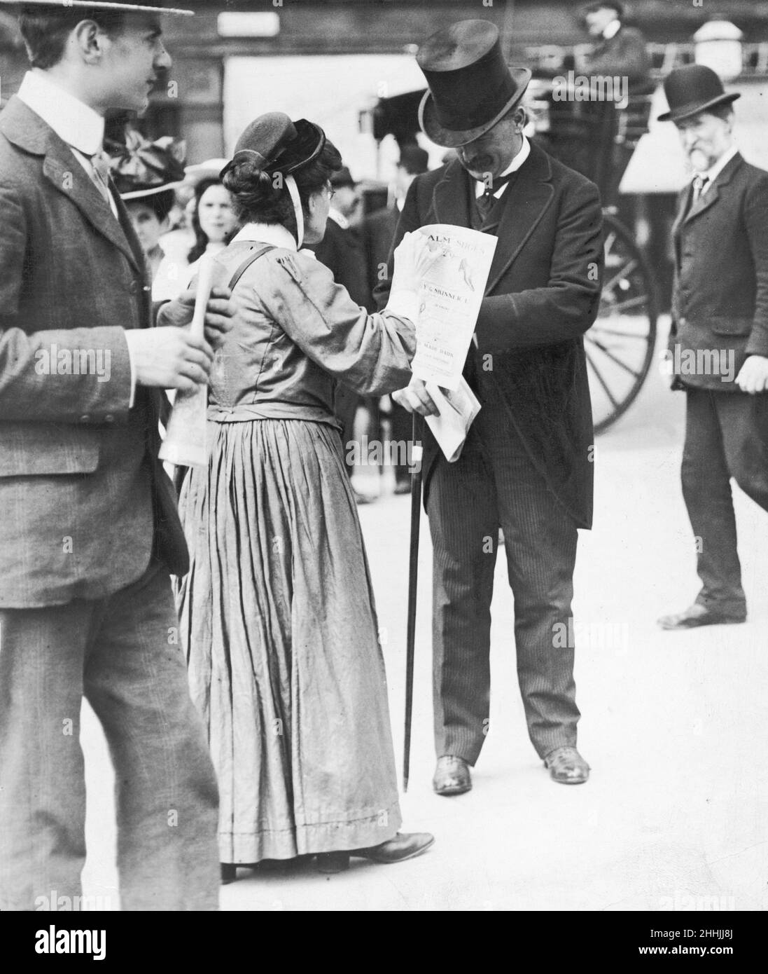Le chancelier de l'Échiquier, David Lloyd George, a vu ici acheter une brochure « votes pour les femmes » en route pour les chambres du Parlement pour le débat sur le projet de loi de finances.Août 9th 1909 Banque D'Images