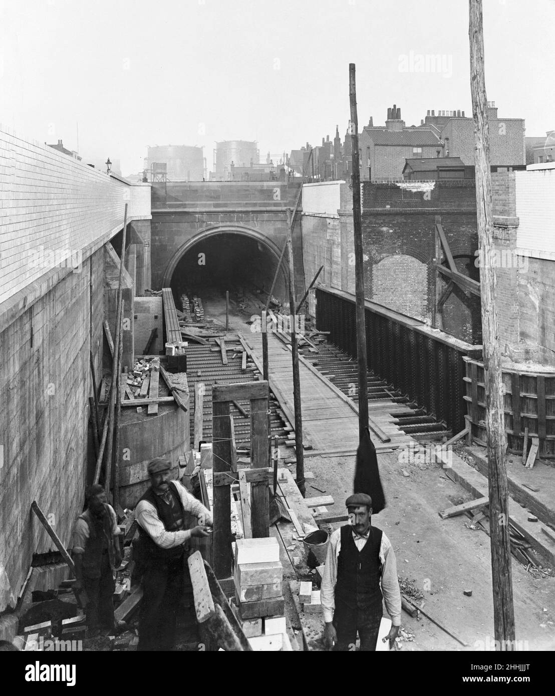 Ouvriers vus ici sur les approches du tunnel de Rotherhithe en 1907.Le tunnel ne s'est ouvert qu'en 1908.le tunnel Rotherhithe est un tunnel routier qui traverse la Tamise à l'est de Londres.Il relie Limehouse au nord à Rotherhithe au sud.Il a été officiellement ouvert en 1908 par George Prince of Wales (plus tard le roi George V), et Richard Robinson, président du London County Council, Banque D'Images