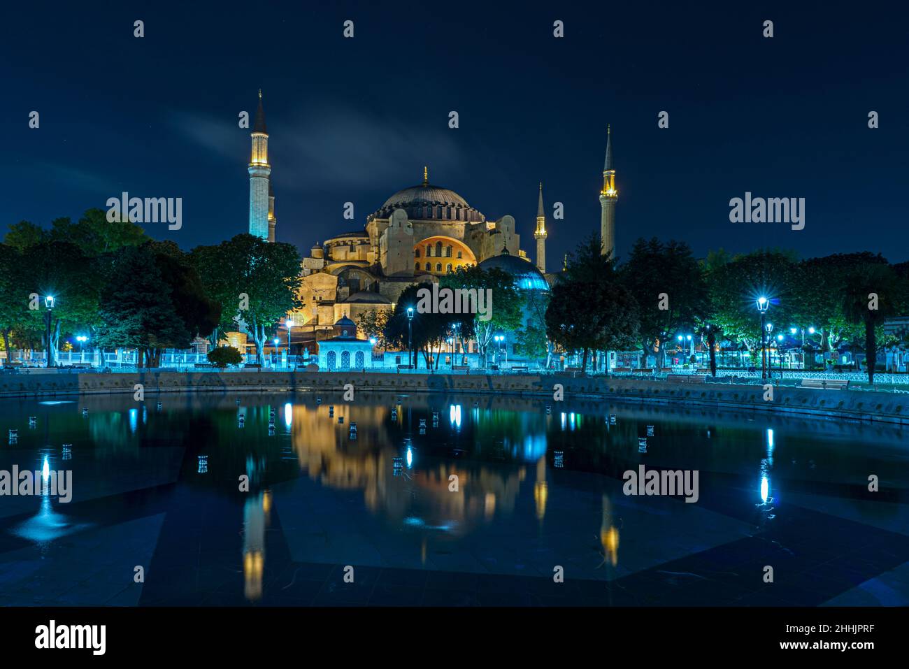Image nocturne du lac artificiel avec réflexions des dômes et des minarets de la mosquée cathédrale du musée Sainte-Sophie à Istanbul, Turquie Banque D'Images