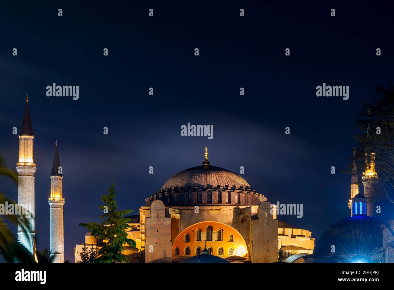 Image nocturne du lac artificiel avec réflexions des dômes et des minarets de la mosquée cathédrale du musée Sainte-Sophie à Istanbul, Turquie Banque D'Images