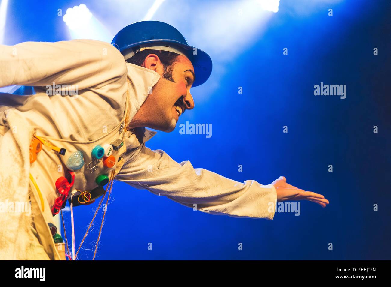 Acteur représentant un personnage sur la scène d'un théâtre.Il fait divers gestes et expressions avec son corps.SESI Theatre, Salvador, Bahia, Braz Banque D'Images