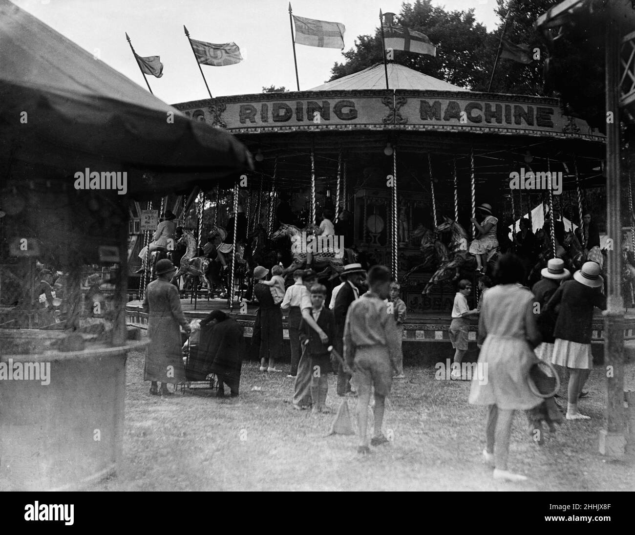Une foule qui profite de la foire de Tolworth en 1934 Banque D'Images