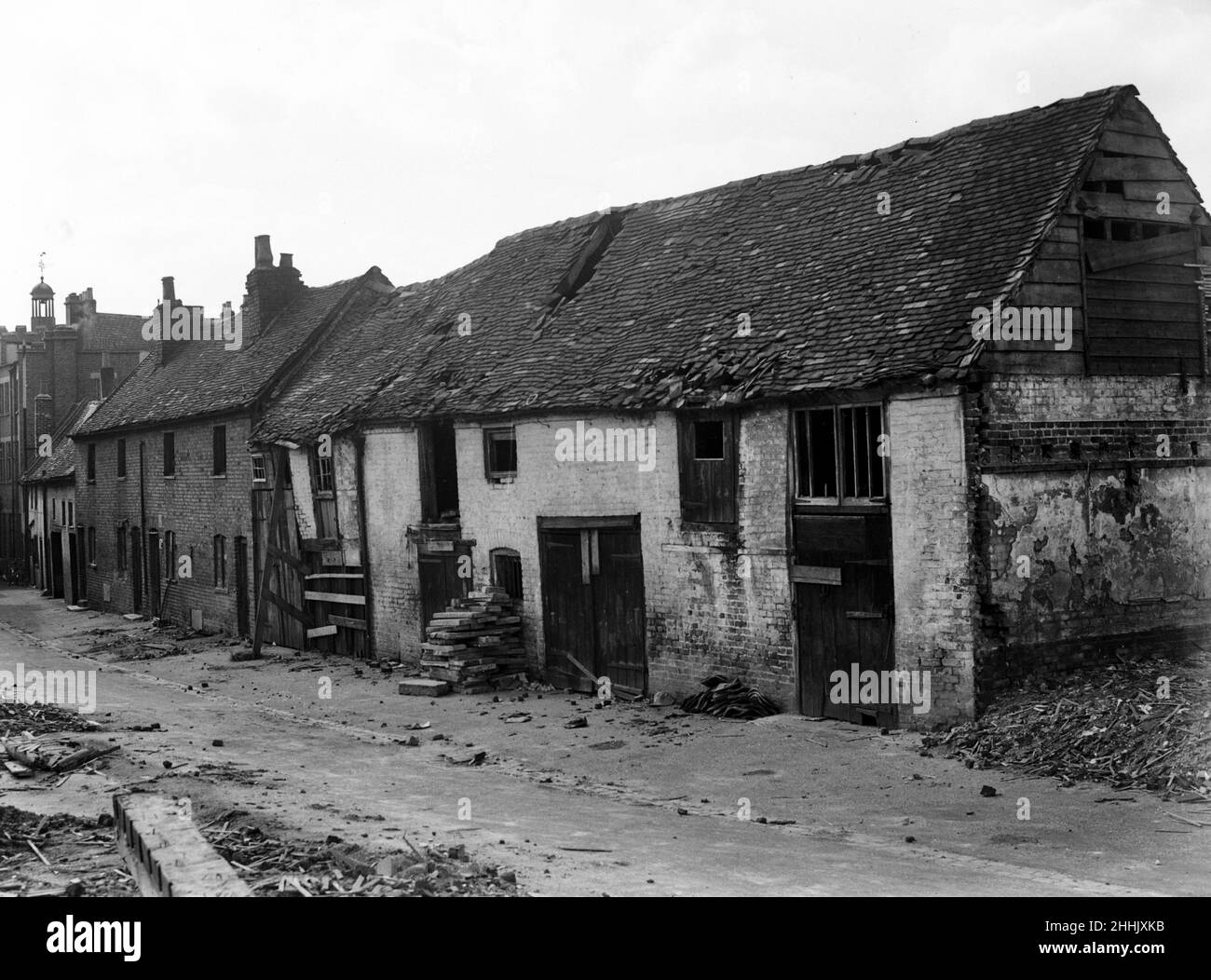 Les bâtiments derrière Uxbridge High Street seront démolis et défrichis pour la gare ferroviaire et la station de métro 1936 Banque D'Images