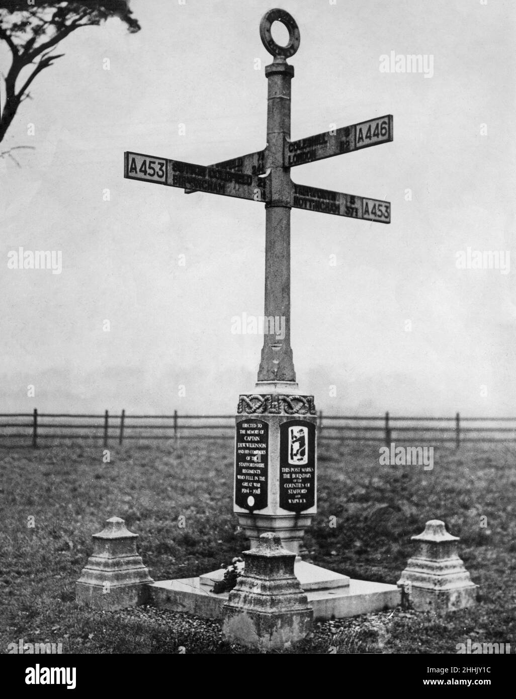 Bassetts Pole au carrefour des A446 et A453.Le panneau a été érigé par la famille Bassett - propriétaires du domaine de Drayton pour délimiter la frontière avec les domaines des Grazebrooks.19th juin 1935 Banque D'Images