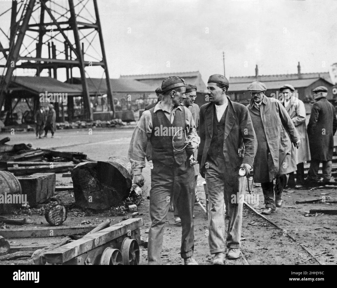 Catastrophe de la mine de charbon Gresford 22nd septembre 1934A une équipe de secours de mineurs émerge du sol de la mine de charbon Gresford, près de Wrexham, à la suite d'une explosion souterraine qui a tué 266 hommes et garçons. Banque D'Images