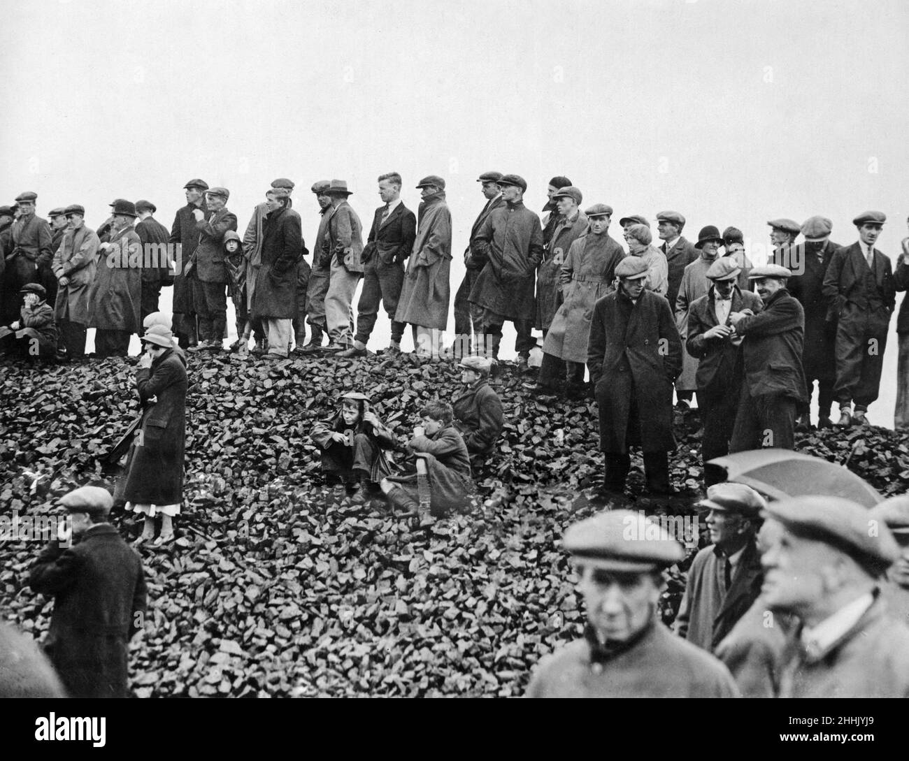 Catastrophe de la mine de charbon Gresford 22nd septembre 1934Miners attendez les nouvelles à la tête de la mine de charbon Gresford, près de Wrexham, suite à une explosion souterraine qui a tué 266 hommes et garçons. Banque D'Images