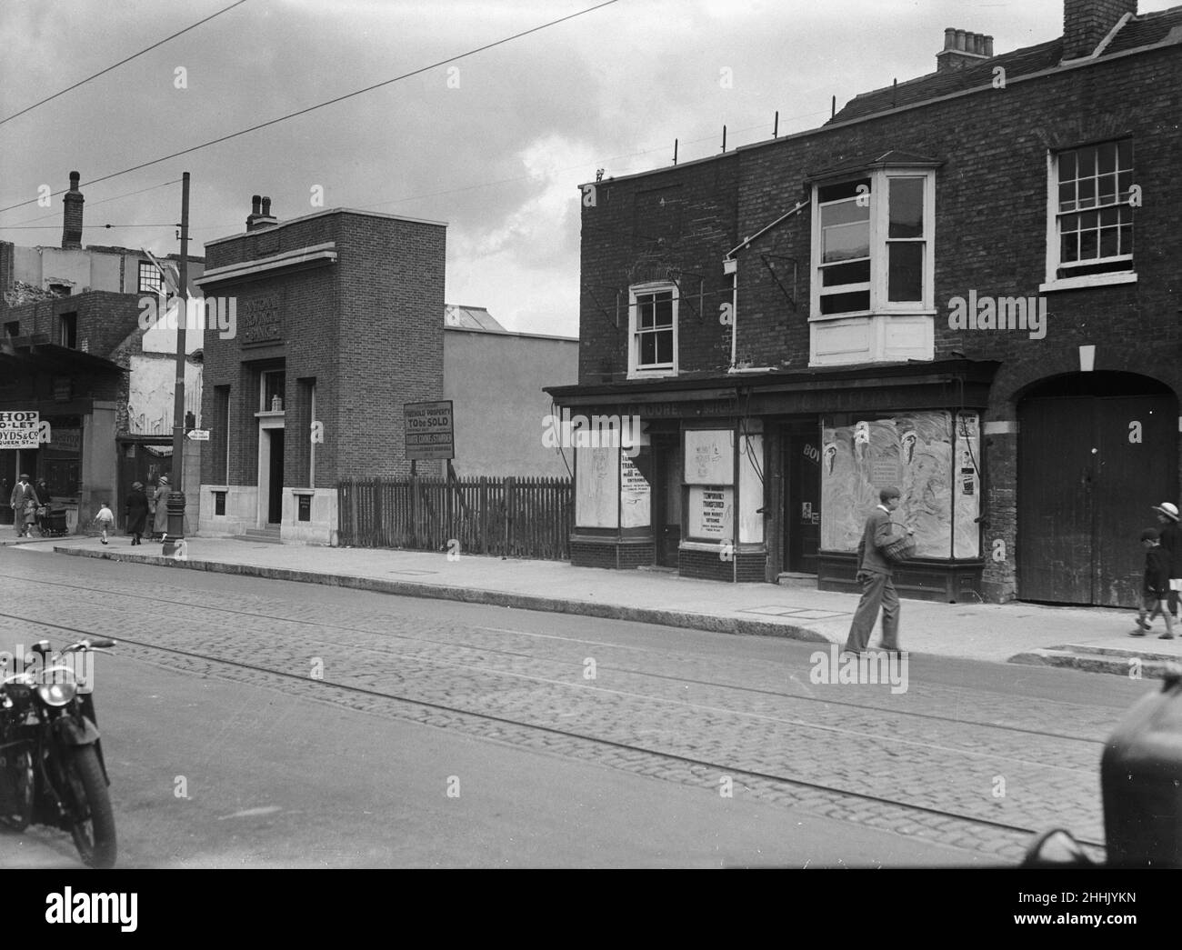 Uxbridge, High Street, presque en face de la rue Vine, des bouchers à démolir avec des bouchers J. Moores, 1935 Banque D'Images