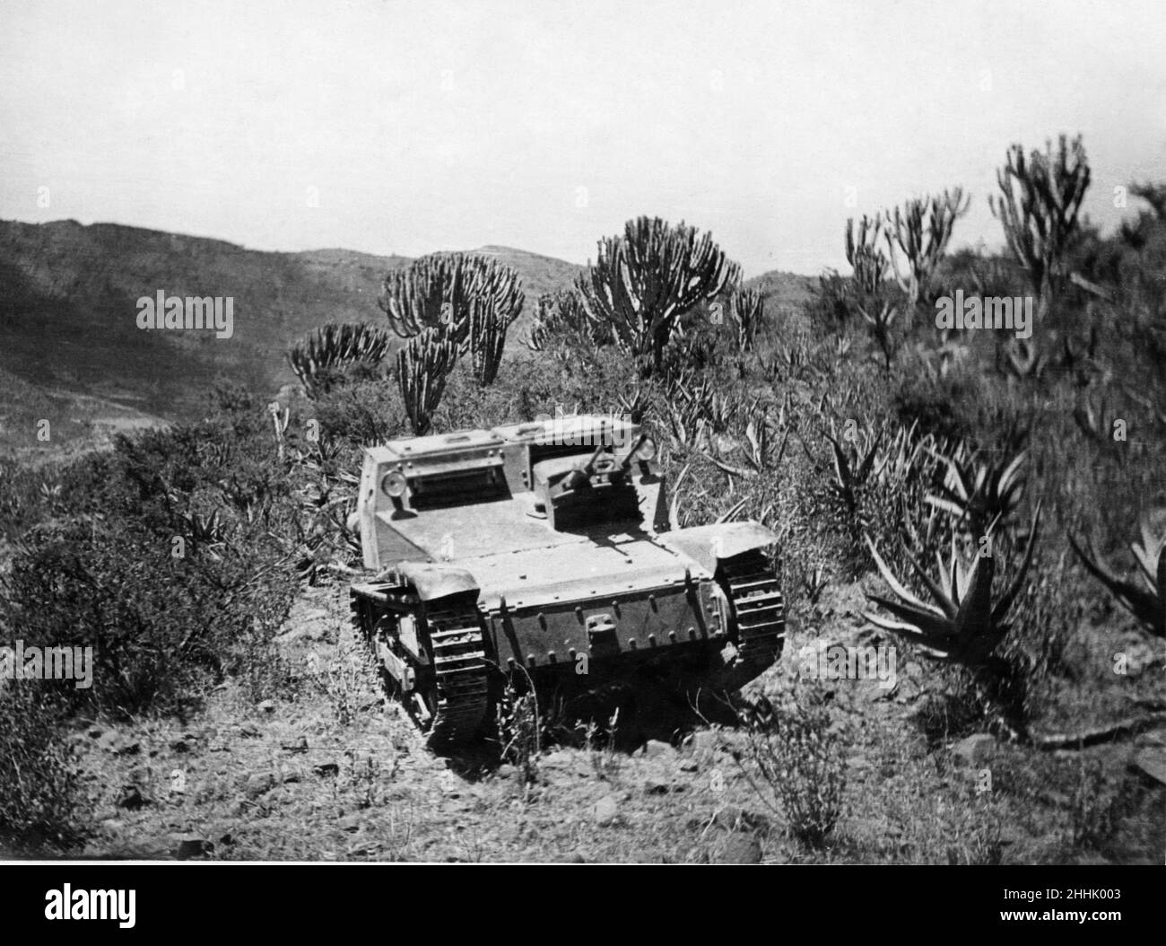 Deuxième guerre Abyssinienne avril 1935A Carro Veloce (CV) 33 tankette de l'armée italienne forçant un passage à travers le pays sans voies et difficile qui se trouve entre Adigrat et Makale Banque D'Images