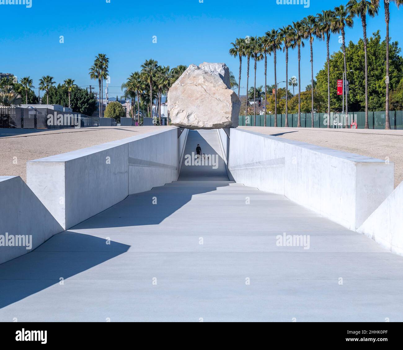 Los Angeles, CA, USA - le 26 janvier 2022 : la sculpture d'art public « Messe lévitée » de l'artiste Michael Heizer est exposée au LACMA à Los Angeles, CA. Banque D'Images