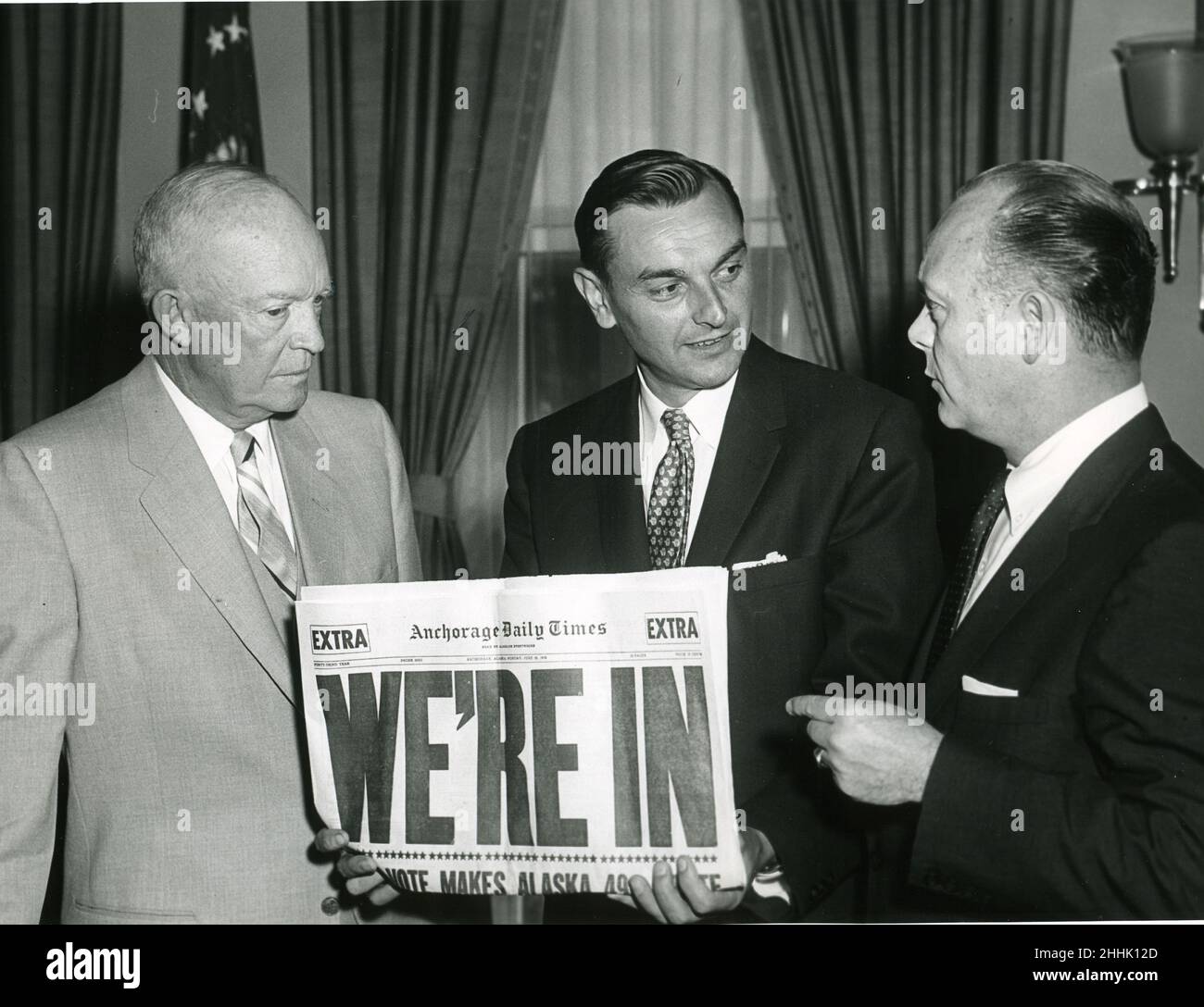 White House, 1 juillet 1958 -- le président Eisenhower pose avec le gouverneur Michael Stepovich et le secrétaire à l'intérieur, Frederick Andrew Seaton, après que le Congrès ait voté pour approuver la création d'un État de l'Alaska.L'Alaska est devenu l'État de 49th en 1959.Photo: Abbie Rowe Banque D'Images