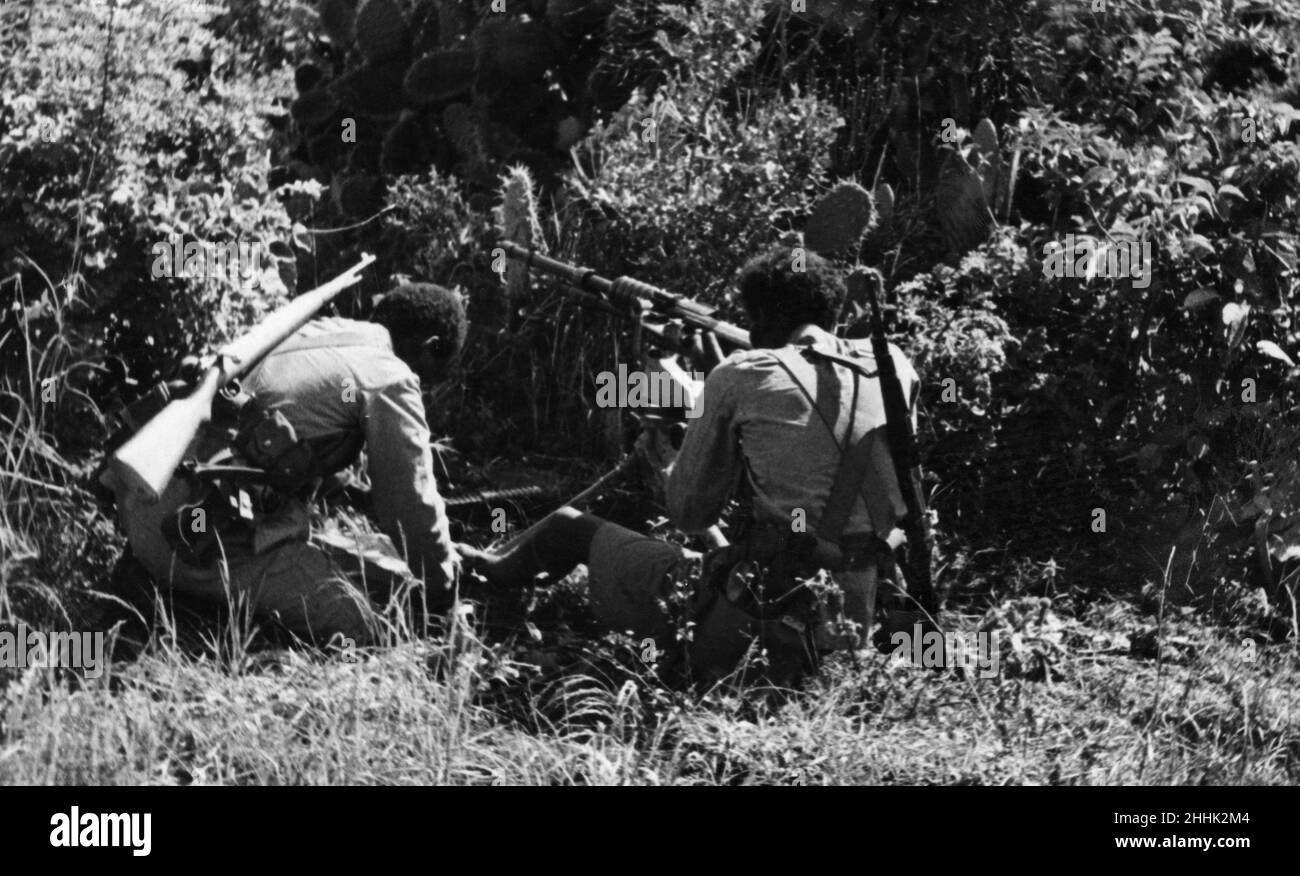 Guerre d'Abyssinian septembre 1935Abyssinian mitrailleuse tirant sur le front d'Ogadan une vieille mitrailleuse Hotchkiss pendant l'invasion italienne d'Abyssinia. Banque D'Images