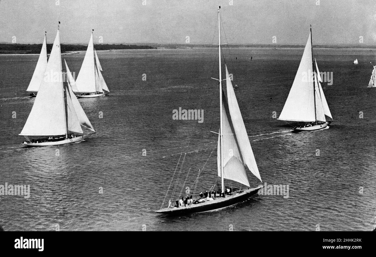 Yachts Shamrock V, Velsheda, Astra, Candida et Endeavour voile sur le Solent.28th Mai 1934. Banque D'Images