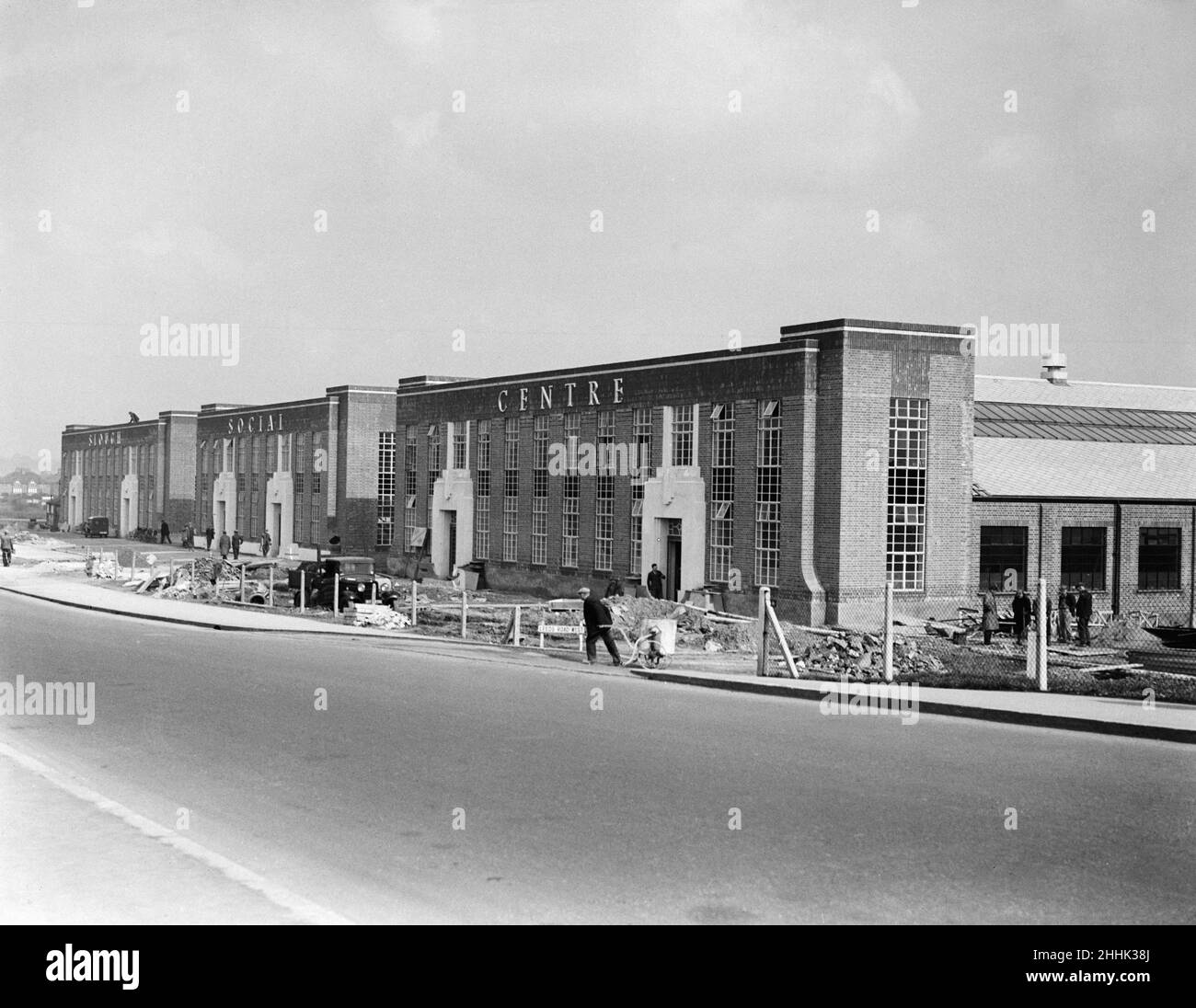 Les dernières touches sont ajoutées au centre social Slough Circa 1936 Banque D'Images