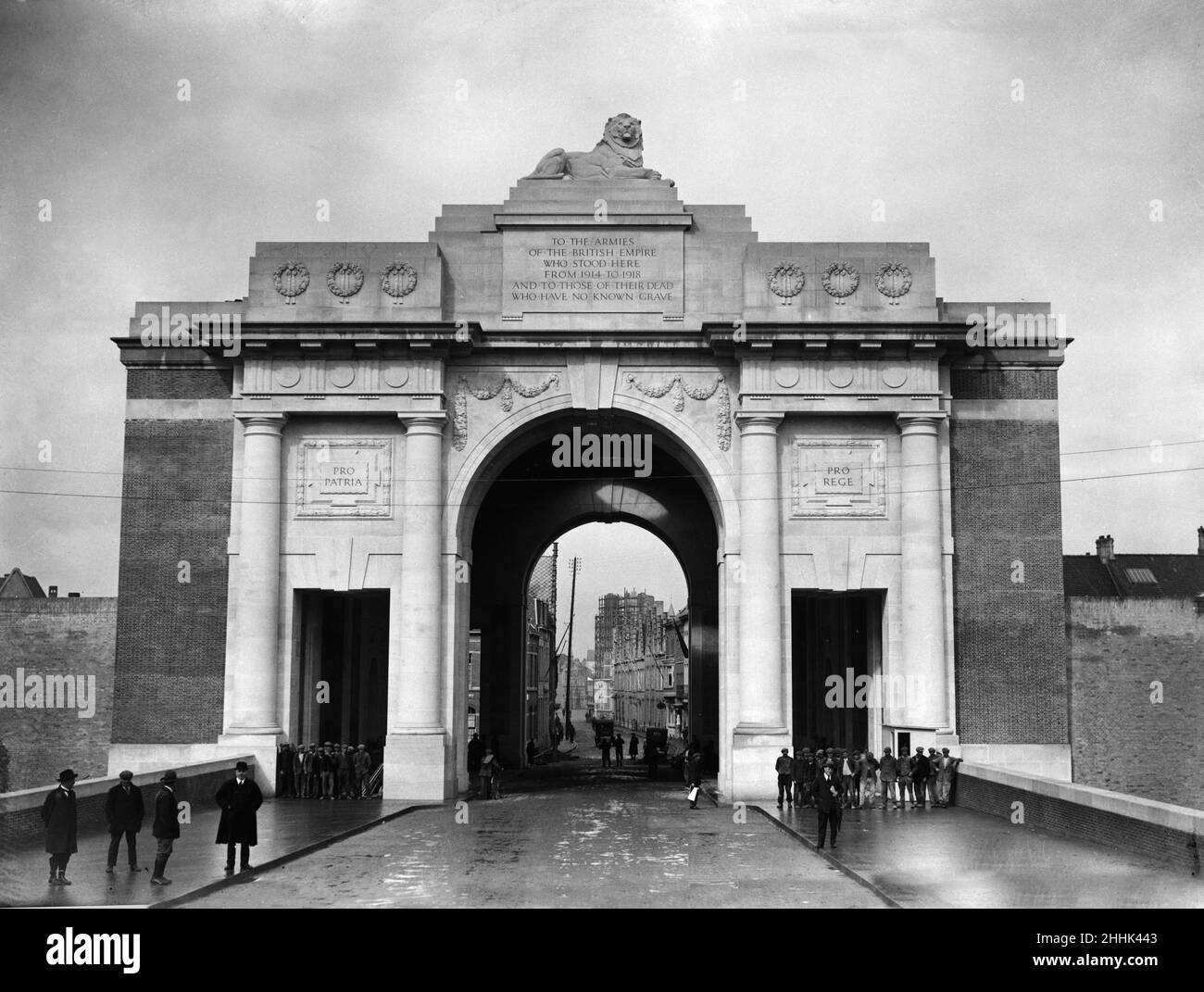 Les ouvriers de la construction et les maçons de pierre posent sous l'arche du mémorial presque achevé des 54 000 soldats britanniques et du Commonwealth disparus sur le champ de bataille du Saillant d'Ypres.Le mémorial d'Ypres est situé à la sortie est de la ville et marque le point de départ de l'une des routes principales hors de la ville qui a conduit les soldats alliés à la ligne de front.L'arche connue sous le nom de porte Menin a été conçue par Sir Reginald Blomfield et doit être dévoilée le 24 juillet 1927.Circa juin 1927 Banque D'Images