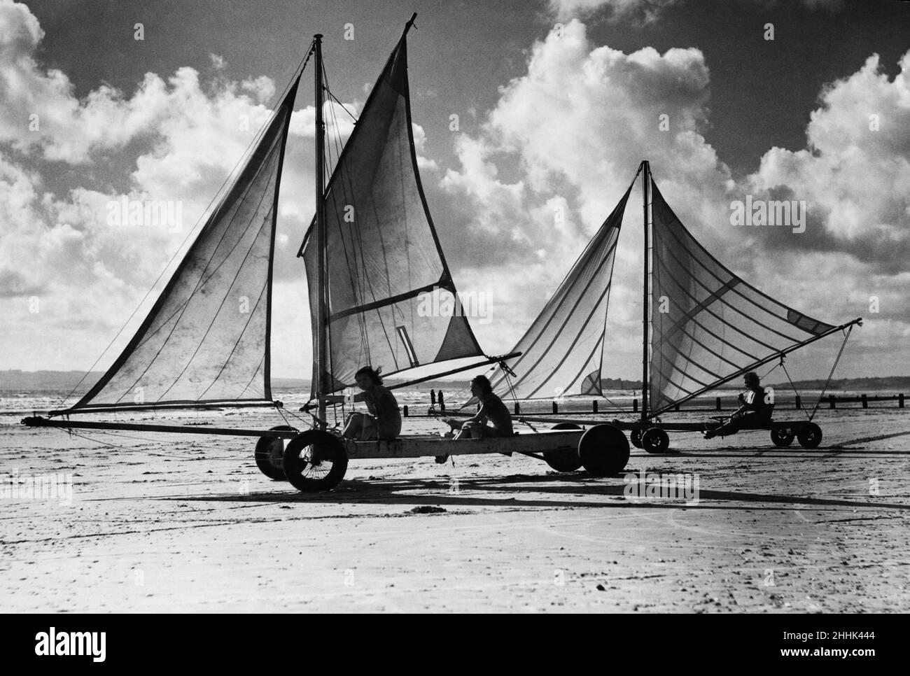 Juste à l'est de Camber Sands est le Broomhill moins connu.Bien qu'il ne puisse pas être niché parmi les dunes de sable dans tout le chemin que son voisin Broomhill est toujours l'une des meilleures plages autour.les photos montre: Yachting de sable au sable de Broomhill.2nd octobre 1934 Banque D'Images