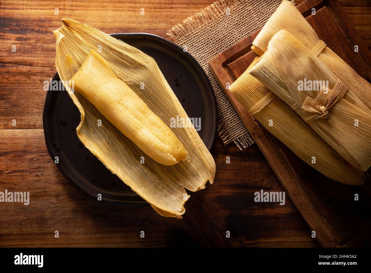 Plat préhispanique typique du Mexique et de certains pays d'Amérique latine.Pâte de maïs enveloppée de feuilles de maïs.Les tamales sont cuits à la vapeur. Banque D'Images